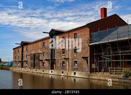 Sono in corso lavori per rigenerare vecchi magazzini a Wigan lungo il canale di Leeds e Liverpool in un nuovo Wigan Pier Quarter. Foto Stock