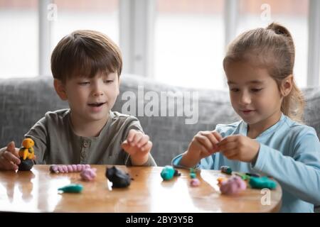 I bambini piccoli fanno le figure da playpough a casa Foto Stock