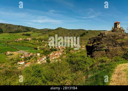 Saint-Ilpize castello arroccato su una cima vulcanica sopra il fiume Allier. Alta Loira. Auvergne-Rodano-Alpi. Francia Foto Stock