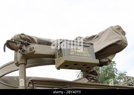 La torretta della pistola della seconda guerra mondiale e la scatola delle munizioni visti sopra un camion dell'esercito degli Stati Uniti. Utilizzato come parte di un set di pellicole. Foto Stock
