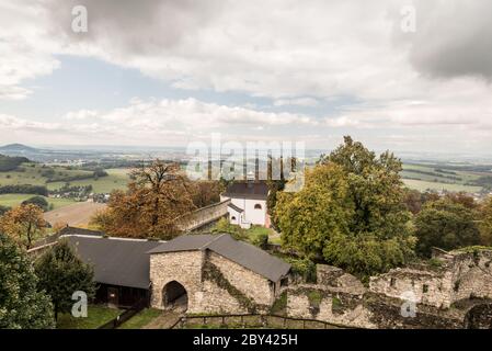 Rovine del castello di Hukvaldy vicino alla città di Frydek-Mistek con il paesaggio rurale intorno nella repubblica Ceca durante il bel giorno d'autunno Foto Stock
