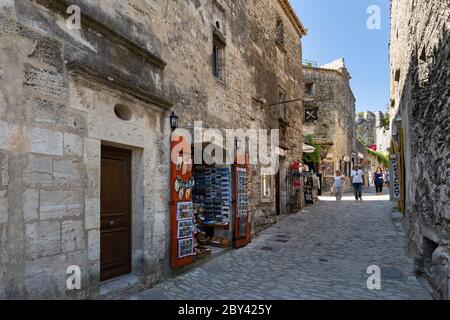 Les Baux de Provence Francia 14 luglio 2015 : turisti che si avvicinano ad un negozio di souvenir e regali nella città di Provenza Les Baux de Provence Foto Stock