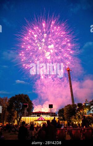 Copenaghen, Danimarca. 8 giugno 2020. Il famoso parco divertimenti Tivoli Copenhagen riapre con una gigantesca esposizione di fuochi d'artificio dopo il blocco di Corona. (Photo Credit: Gonzales Photo/Alamy Live News Foto Stock