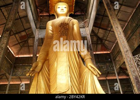 Buddha levantesi in piedi Foto Stock