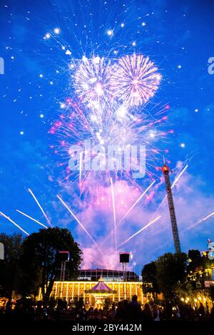 Copenaghen, Danimarca. 8 giugno 2020. Il famoso parco divertimenti Tivoli Copenhagen riapre con una gigantesca esposizione di fuochi d'artificio dopo il blocco di Corona. (Photo Credit: Gonzales Photo/Alamy Live News Foto Stock