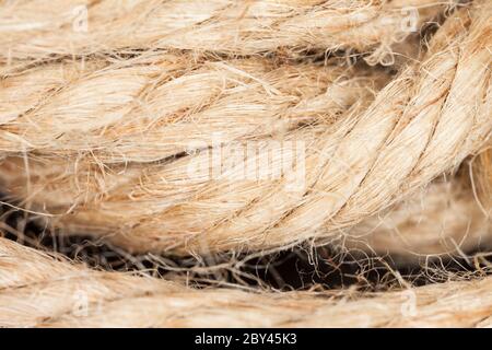 Primo piano di una vecchia corda di barca sfilacciata come sfondo nautico Foto Stock