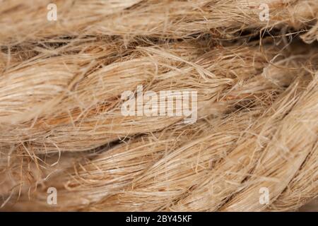 Primo piano di una vecchia corda di barca sfilacciata come sfondo nautico Foto Stock