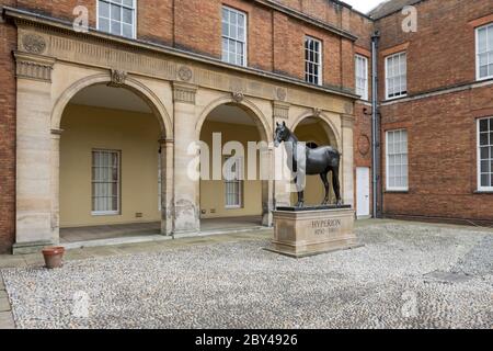 Bella statua vista al Jockey Club HQ a Newmarket, Suffolk, Regno Unito. Il cavallo fu un famoso cavallo da corsa nel XX secolo. Foto Stock