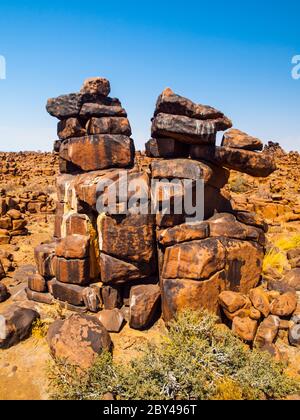 Giant's Playground formazioni rocciose in giornata di sole con cielo azzurro vicino Keetmanshoop, Namibia, Africa Foto Stock
