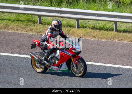 Honda CBR Firewaple Racing motociclista; due ruote di trasporto, moto, veicolo, strade, moto, motociclisti che guidano in moto sull'autostrada M61 Chorley, Regno Unito Foto Stock