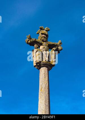 Antica croce di pietra di Arlempdes. Alta Loira. Auvergne-Rodano-Alpi. Francia Foto Stock