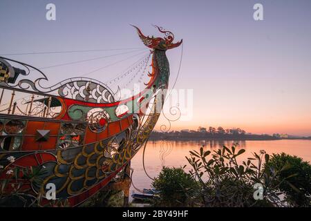 Il Tempio della barca del Drago del Buddha Gigante sul fiume Mekong nella città di SOP Ruak nel triangolo d'oro nel nord della città Chiang Rai in N Foto Stock