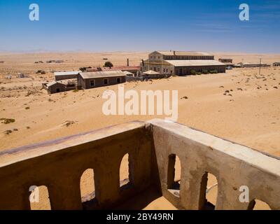 Kolmanskop villaggio fantasma - vista dal vecchio balcone (Namibia) Foto Stock