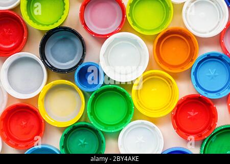 Molti diversi colori di plastica cover sfondo. Concetto di riciclaggio Foto Stock