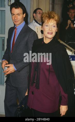 L'attrice gallese Dame Siân Phillips con il suo terzo marito, l'attore Robin Sachs, partecipa al Teatro Standard serale al Savoy Hotel di Londra, Inghilterra, Regno Unito. 1989 Foto Stock