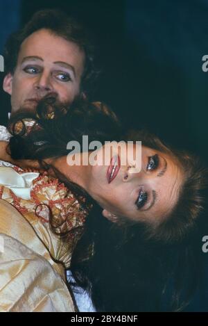 Kate o'Mara sul palco che suona Berinzia e Richard Heffer giocando Loveless nella commedia di John Vanbrugh, "la ricaduta", al Mermaid Theatre di Londra, Inghilterra 1988-89 Berinzia Foto Stock