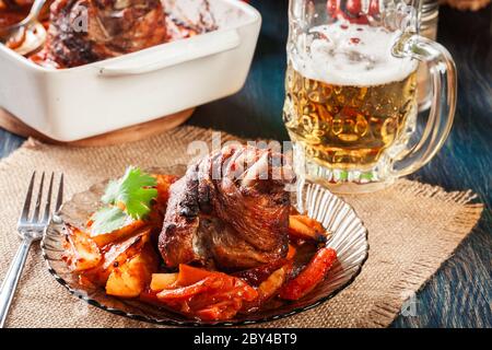 Arrosto di tacchino il fuso a snodo con le patate e le verdure su una piastra. Foto Stock