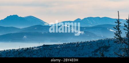 Vista incredibile sulla catena montuosa di Krivanska Mala Fatra in Slovacchia dalla collina di Magurka Wislanska in inverno i monti Beskid Slaski in Polonia Foto Stock