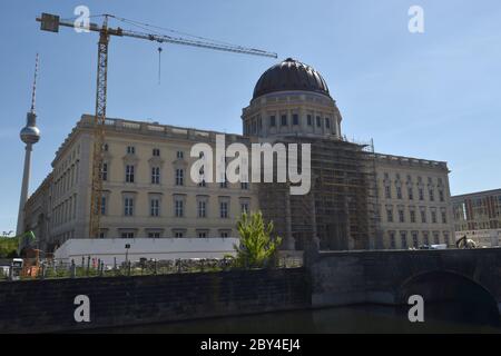 Berlino, Germania. 27 maggio 2020. Il cantiere intorno al Humboldt-Forum a Mitte. A destra l'ex edificio del Consiglio di Stato della RDT e a sinistra la torre della televisione. Credit: Sven Braun/dpa-Zentralbild/ZB/dpa/Alamy Live News Foto Stock