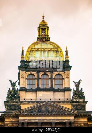 Vista dettagliata della cupola centrale del Museo Nazionale di Praga, Repubblica Ceca. Foto Stock