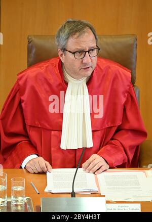 Karlsruhe, Germania. 09 giugno 2020. Andreas Voßkuhle, presidente del secondo Senato presso la Corte costituzionale federale e presidente uscente della Corte, annuncia il verdetto su un ricorso proposto dall'AFD contro il ministro federale degli interni Horst Seehofer (CSU). Secondo la sentenza, la denuncia dell'AFD contro Seehofer è accolta. Credit: Uli Deck/dpa/Alamy Live News Foto Stock