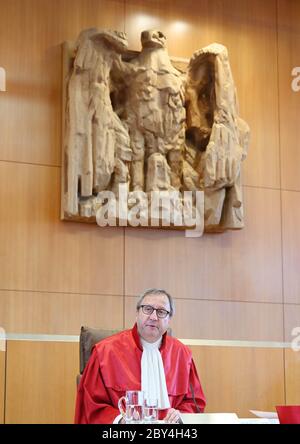 Karlsruhe, Germania. 09 giugno 2020. Andreas Voßkuhle, presidente del secondo Senato presso la Corte costituzionale federale e presidente uscente della Corte, annuncia il verdetto su un ricorso proposto dall'AFD contro il ministro federale degli interni Horst Seehofer (CSU). Secondo la sentenza, la denuncia dell'AFD contro Seehofer è accolta. Credit: Uli Deck/dpa/Alamy Live News Foto Stock