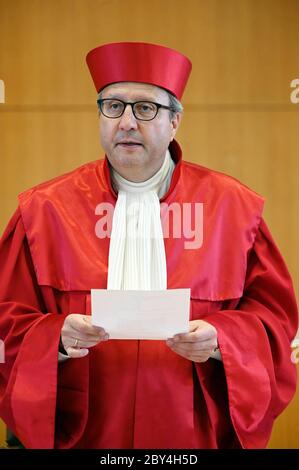 Karlsruhe, Germania. 09 giugno 2020. Andreas Voßkuhle, presidente del secondo Senato presso la Corte costituzionale federale e presidente uscente della Corte, annuncia il verdetto su un ricorso proposto dall'AFD contro il ministro federale degli interni Horst Seehofer (CSU). Secondo la sentenza, la denuncia dell'AFD contro Seehofer è accolta. Credit: Uli Deck/dpa/Alamy Live News Foto Stock