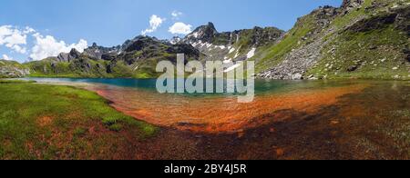 Il Lago Bleu a Chianale, lago di montagna nelle alpi italiane di Cuneo, Piemonte. Foto Stock