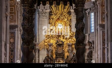 Vista verso l'altare e la sedia papale nella Basilica di San Pietro, Città del Vaticano, tra le colonne a spirale del Baldacchino Bernini. Foto Stock