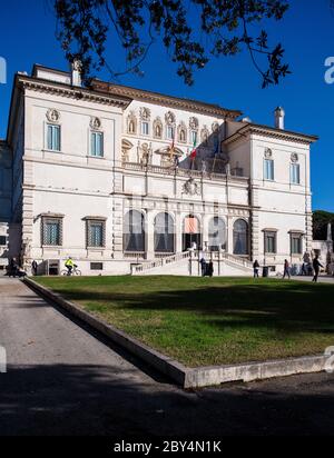 Facciata di Villa Borghese, originariamente la villa suburbana di Scipione Borghese, oggi Galleria Borghese, che ospita numerose statue Bernini. Foto Stock