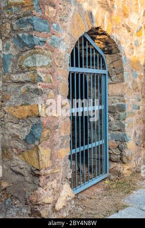 Porta in ferro di un vecchio forte a Srinagar, Kashmir Foto Stock