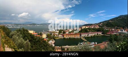 Vista panoramica del tramonto dal porto. Spezia. Mar Ligure. Italia. Foto Stock