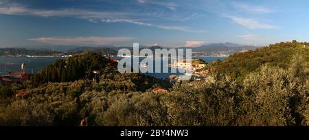 Vista panoramica del tramonto dal porto. Spezia. Mar Ligure. Italia. Foto Stock