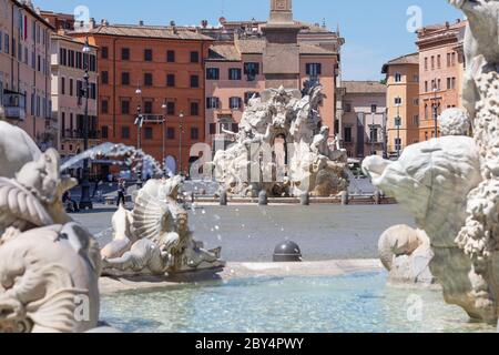 Vista su Piazza Navona a Roma, dalla fontana della brughiera all'estremità meridionale verso la fontana dei quattro fiumi, capolavoro barocco. Foto Stock