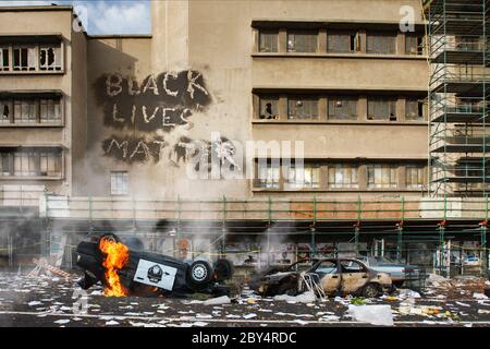 Le vite nere contano protesta riot vandalismo, saccheggio postuma concetto, la polizia in fiamme auto rovesciata, vite nere materia testo slogan messaggio Foto Stock