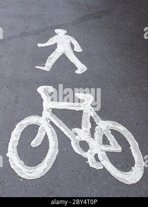 Marciapiede, segnaletica per ciclisti e pedoni. Percorso ciclabile, percorso. Bicicletta e persona. Foto Stock