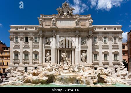 La Fontana di Trevi barocca a Roma, tranquilla durante il periodo di chiusura del Covid-19 senza turisti, solo un piccolo numero di romani locali. Foto Stock