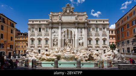 La Fontana di Trevi barocca a Roma, tranquilla durante il periodo di chiusura del Covid-19 senza turisti, solo un piccolo numero di romani locali. Foto Stock