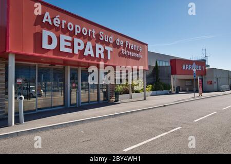 Carcassonne Aude France 05/26/20 Aeroporto di Carcassonne-Salvaza. Ingresso partenza volo e uscita arrivi. Grande scritta bianca sui pannelli rossi. Vetro Foto Stock