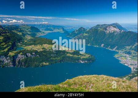 Aussicht vom Frontalpstock über den Vierwaldstättersee und Urnersee in der Zentralschweiz Foto Stock