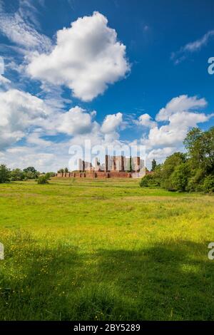 Le rovine del castello di Kenilworth attraverso il Grande Mere drenato nella campagna del Warwickshire, Inghilterra Foto Stock