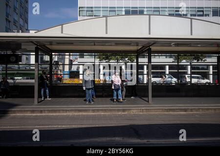 I tedeschi che si sono succeduto alla loro vita quotidiana dopo le restrizioni di blocco del coronavirus sono rilassati a Braunschweig, Germania centro-settentrionale Foto Stock