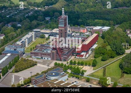 Sede centrale di Vivawest Wohnen GmbH a Nordsternpark, sull'area dell'ex miniera di carbone Nordstern, statua di Ercole su una torre, 30.04.2019, vista aerea, Germania, Nord Reno-Westfalia, Ruhr Area, Gelsenkirchen Foto Stock