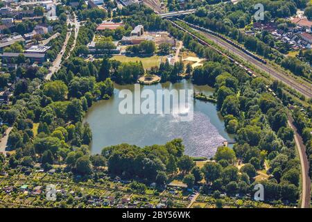 nordpark con laghetto, scuola superiore Heisenberg e Artur Schirrmacher palestra, 22.07.2019, vista aerea, Germania, Nord Reno-Westfalia, Ruhr Area, Gladbeck Foto Stock