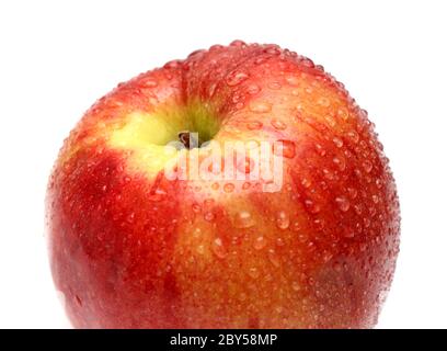 bagnare la mela rossa con gocce d'acqua Foto Stock