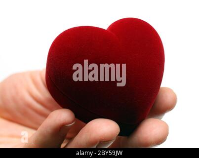 la mano dell'uomo che dà il cuore al giorno di san valentino Foto Stock