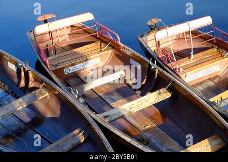 Noleggio di barche a remi sul fiume Avon a Stratford-upon-Avon, Warwickshire, Inghilterra, Regno Unito. Foto Stock