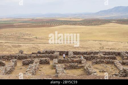 Bambini che vizano Hornachuelos sito archeologico. Extremadura, Spagna Foto Stock