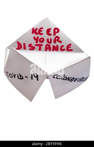 Origami fortune teller, carta fortuna teller, per Coronavirus Covid-19 - mantenere la distanza Foto Stock