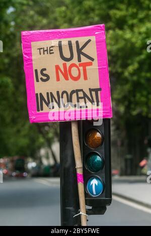 WESTMINSTER LONDON, REGNO UNITO. 9 giugno 2020. Segno di protesta che dice "il Regno Unito non è innocente" durante una manifestazione sulla questione Black Lives da parte di dimostranti che sono venuti in solidarietà dopo la morte dell'afroamericano George Floyd morto mentre era detenuto dalla polizia a Minneapolis, Minnesota il 25 maggio che ha scatenato rivolte in tutto il mondo e manifestazioni americane diffuse. Credit: amer Ghazzal/Alamy Live News Foto Stock